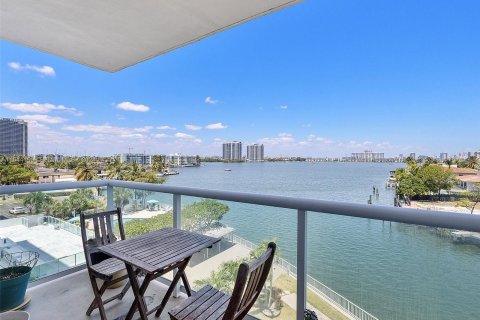 Condominio en venta en North Miami Beach, Florida, 1 dormitorio, 65.96 m2 № 1327715 - foto 1