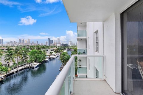 Condominio en venta en North Miami Beach, Florida, 1 dormitorio, 65.96 m2 № 1327715 - foto 3