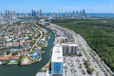 Condo in North Miami Beach, Florida, 1 bedroom  № 1327715 - photo 26