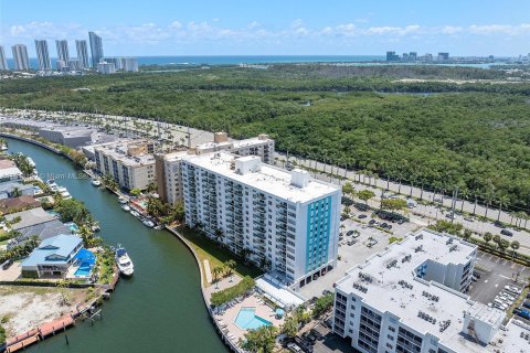 Condo in North Miami Beach, Florida, 1 bedroom  № 1327715 - photo 21