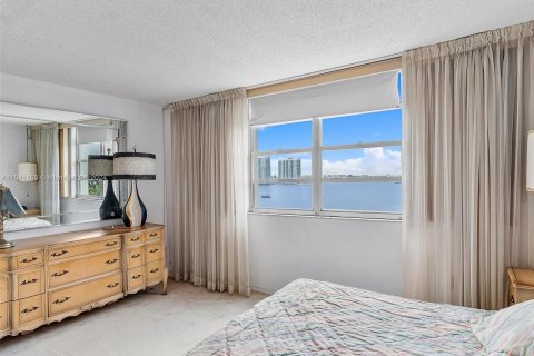 Condo in North Miami Beach, Florida, 1 bedroom  № 1327715 - photo 12