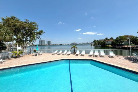 Condo in North Miami Beach, Florida, 1 bedroom  № 1327715 - photo 16