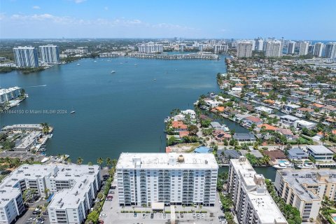 Condo in North Miami Beach, Florida, 1 bedroom  № 1327715 - photo 25