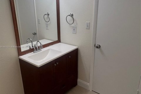 Copropriété à louer à Miami, Floride: 2 chambres, 97.83 m2 № 1345596 - photo 11