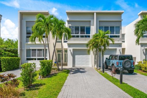 Townhouse in North Miami, Florida 3 bedrooms, 225.29 sq.m. № 1333219 - photo 1