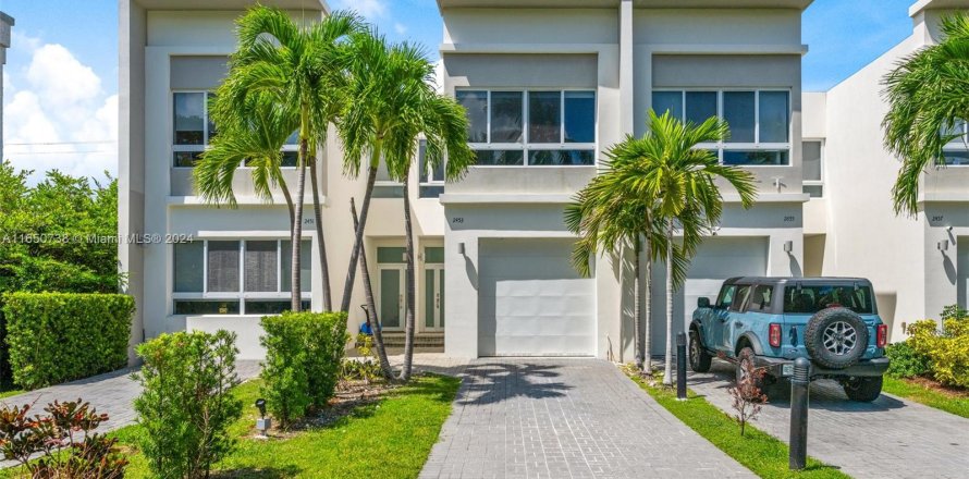 Townhouse in North Miami, Florida 3 bedrooms, 225.29 sq.m. № 1333219