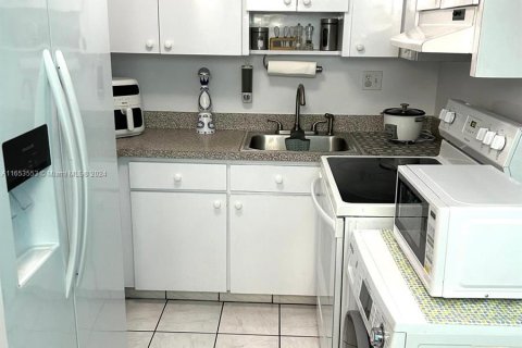 Condominio en alquiler en Hialeah, Florida, 1 dormitorio, 67.73 m2 № 1348030 - foto 9