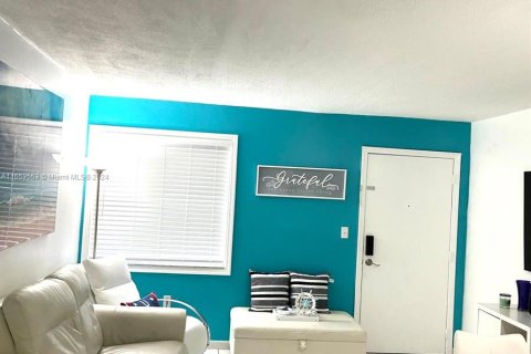 Condo in Hialeah, Florida, 1 bedroom  № 1348030 - photo 3