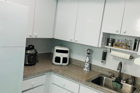 Condo in Hialeah, Florida, 1 bedroom  № 1348030 - photo 10