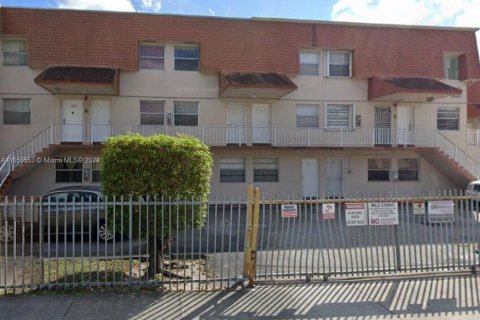 Condominio en alquiler en Hialeah, Florida, 1 dormitorio, 67.73 m2 № 1348030 - foto 1