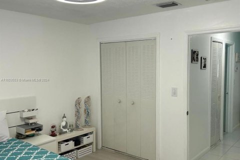 Condo in Hialeah, Florida, 1 bedroom  № 1348030 - photo 22