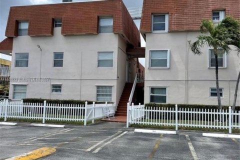 Condominio en alquiler en Hialeah, Florida, 1 dormitorio, 67.73 m2 № 1348030 - foto 2