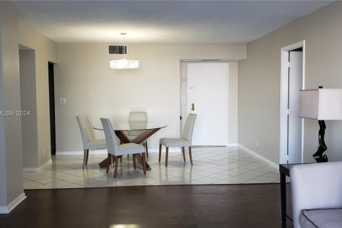 Condo in Hollywood, Florida, 2 bedrooms  № 1355215 - photo 24