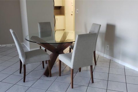 Condo in Hollywood, Florida, 2 bedrooms  № 1355215 - photo 16