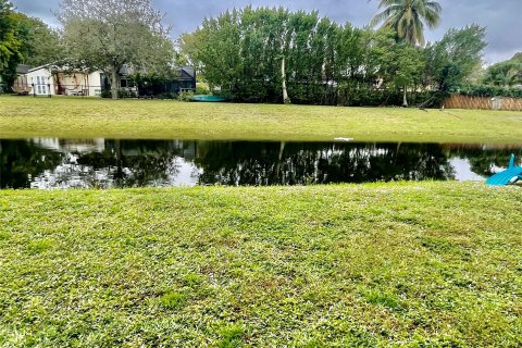 Condominio en venta en Coral Springs, Florida, 2 dormitorios, 69.86 m2 № 945950 - foto 1