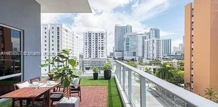 Condominio en Miami, Florida, 3 dormitorios  № 1294876