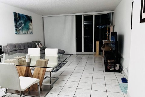 Condominio en venta en Sunny Isles Beach, Florida, 1 dormitorio, 92.07 m2 № 134497 - foto 18