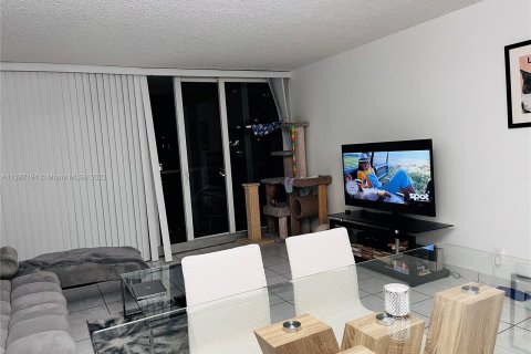 Condominio en venta en Sunny Isles Beach, Florida, 1 dormitorio, 92.07 m2 № 134497 - foto 17