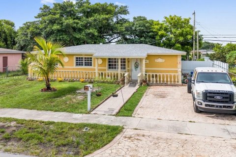 Casa en venta en Miami Gardens, Florida, 3 dormitorios, 120.77 m2 № 1305724 - foto 1