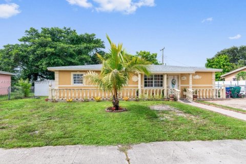 Casa en venta en Miami Gardens, Florida, 3 dormitorios, 120.77 m2 № 1305724 - foto 5