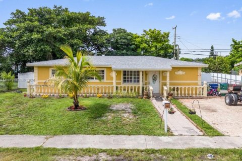 Casa en venta en Miami Gardens, Florida, 3 dormitorios, 120.77 m2 № 1305724 - foto 2