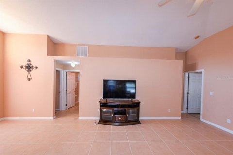 House in Port Charlotte, Florida 3 bedrooms, 132.11 sq.m. № 1381271 - photo 6