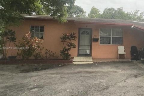 Villa ou maison à vendre à Lauderdale Lakes, Floride: 4 chambres, 152.82 m2 № 981307 - photo 1