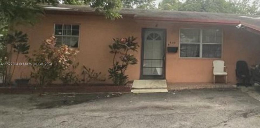 House in Lauderdale Lakes, Florida 4 bedrooms, 152.82 sq.m. № 981307