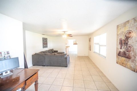 House in Edgewater, Florida 4 bedrooms, 219.99 sq.m. № 1346932 - photo 15