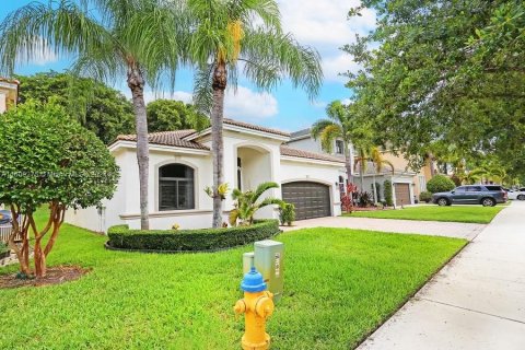 House in Pembroke Pines, Florida 3 bedrooms, 171.87 sq.m. № 1231210 - photo 2