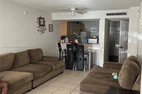 Touwnhouse à vendre à Lauderhill, Floride: 2 chambres, 101.82 m2 № 1231209 - photo 2