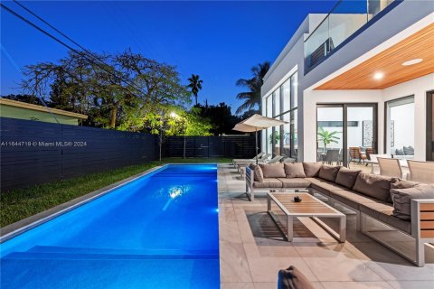 Villa ou maison à vendre à Miami, Floride: 6 chambres, 243.96 m2 № 1327758 - photo 4