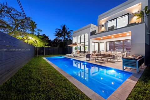 House in Miami, Florida 6 bedrooms, 243.96 sq.m. № 1327758 - photo 2