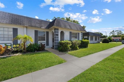 Condo in New Port Richey, Florida, 2 bedrooms  № 1442949 - photo 8