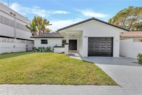 Villa ou maison à vendre à Miami, Floride: 3 chambres, 194.07 m2 № 1355364 - photo 1