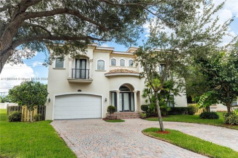 House in Coral Springs, Florida 5 bedrooms, 357.67 sq.m. № 1094961 - photo 1