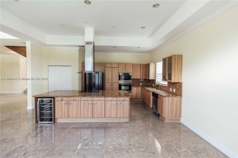 House in Coral Springs, Florida 5 bedrooms, 357.67 sq.m. № 1094961 - photo 17