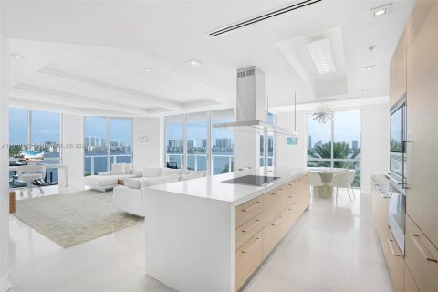 Condominio en venta en North Miami Beach, Florida, 3 dormitorios, 206.71 m2 № 1388307 - foto 1