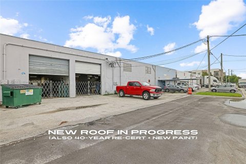 Propiedad comercial en venta en Hialeah, Florida № 1282578 - foto 10