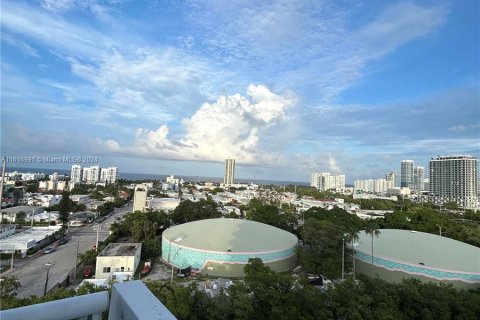 Condo in Miami Beach, Florida, 2 bedrooms  № 1238484 - photo 23