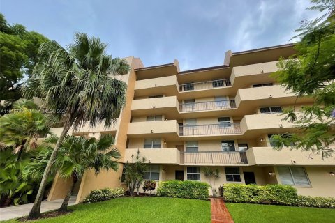 Condo in Lauderhill, Florida, 2 bedrooms  № 1238565 - photo 1