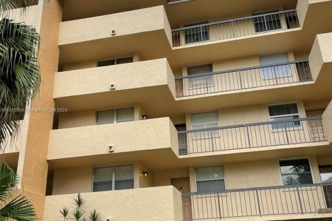 Condo in Lauderhill, Florida, 2 bedrooms  № 1238565 - photo 8