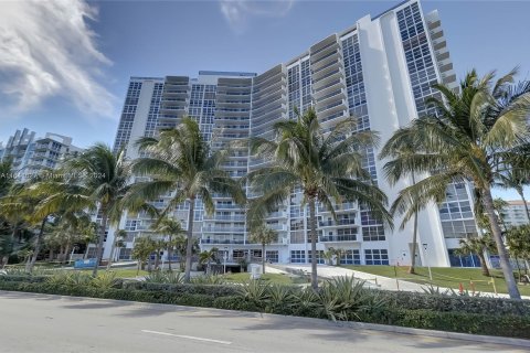 Condo in Fort Lauderdale, Florida, 2 bedrooms  № 1319203 - photo 1