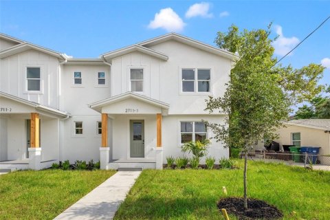 Adosado en venta en Tampa, Florida, 4 dormitorios, 228.08 m2 № 1323522 - foto 1