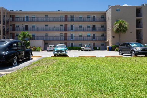 Condo in Palm Springs, Florida, 1 bedroom  № 1189577 - photo 13