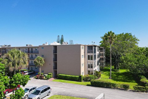 Condo in Palm Springs, Florida, 1 bedroom  № 1189577 - photo 11