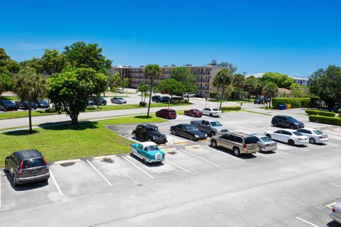 Condo in Palm Springs, Florida, 1 bedroom  № 1189577 - photo 14