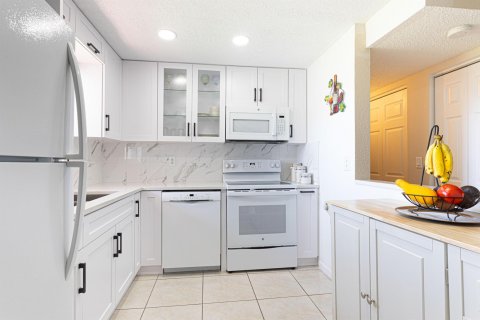 Condo in Palm Springs, Florida, 1 bedroom  № 1189577 - photo 29