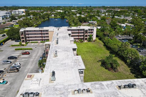 Condo in Palm Springs, Florida, 1 bedroom  № 1189577 - photo 8