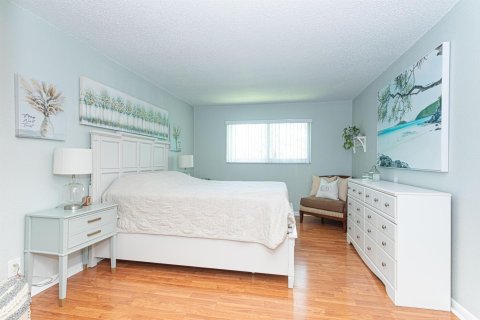 Condo in Palm Springs, Florida, 1 bedroom  № 1189577 - photo 23